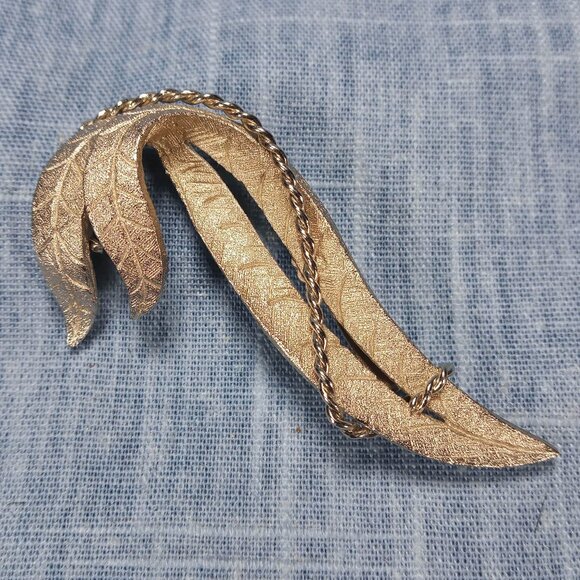 1980s Vintage Leaf Pin in Silver Tone Metal by ROMA - Picture 1 of 5